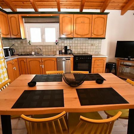 Downtown Loft Lägenhet Aigio Exteriör bild