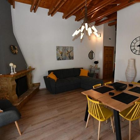 Downtown Loft Lägenhet Aigio Exteriör bild