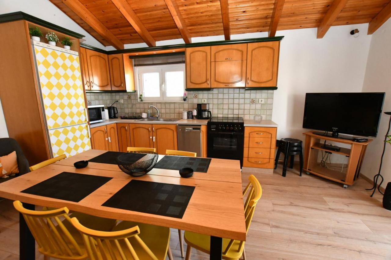Downtown Loft Lägenhet Aigio Exteriör bild