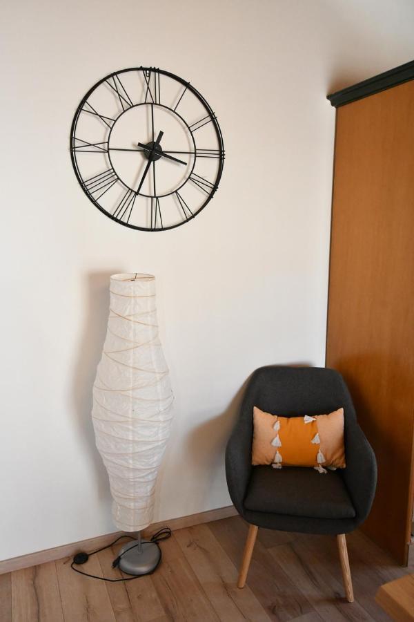Downtown Loft Lägenhet Aigio Exteriör bild