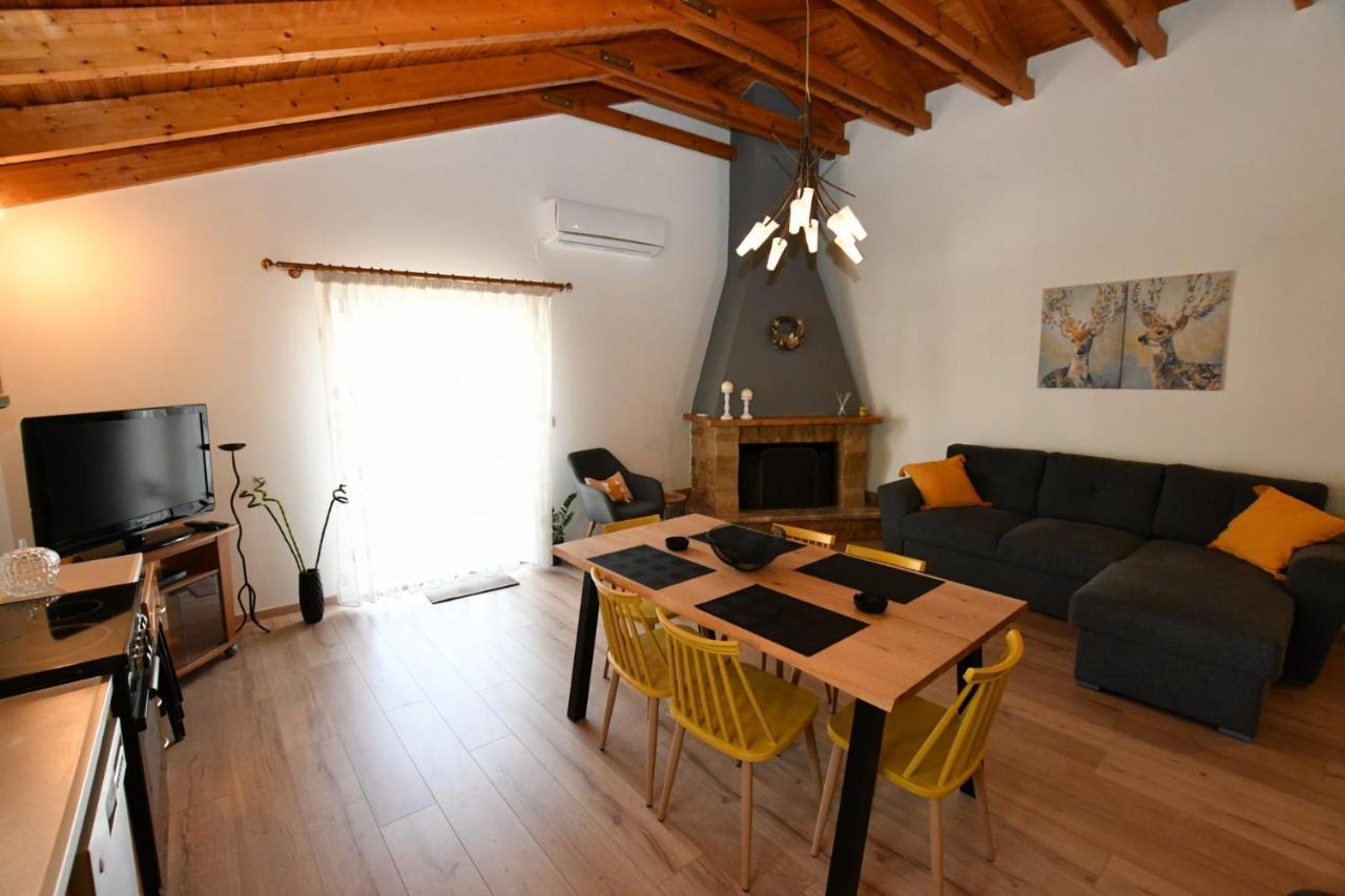 Downtown Loft Lägenhet Aigio Exteriör bild