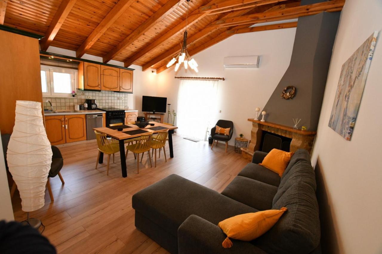 Downtown Loft Lägenhet Aigio Exteriör bild